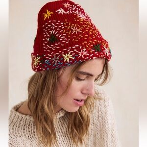 NWT De Sienna Embroidered Beanie
